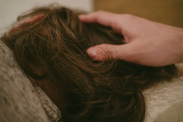 Nahaufnahme Einer Hand Die Mit Zärtlichkeit Über Die Haare Der — Stockfoto