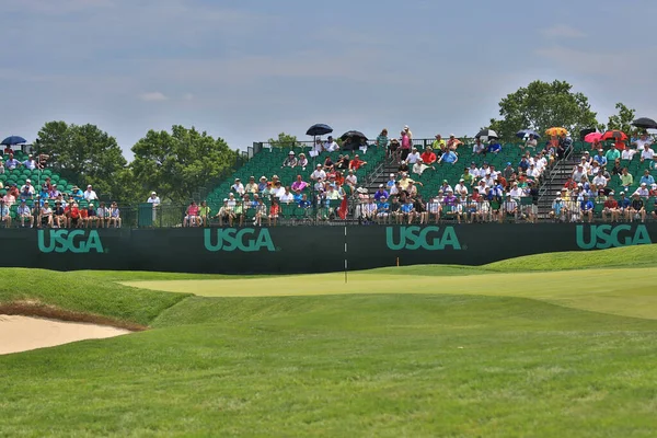 2016年6月16日 ペンシルベニア州オークモントで開催された米国オープンゴルフ選手権で グランドスタンドからゴルフ観戦者が観戦 — ストック写真