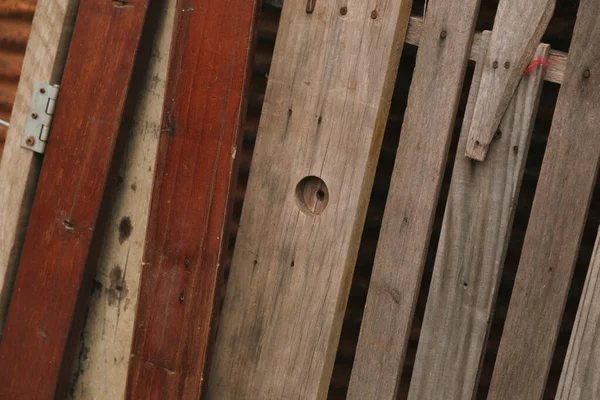 棕色木门围栏的特写镜头 — 图库照片