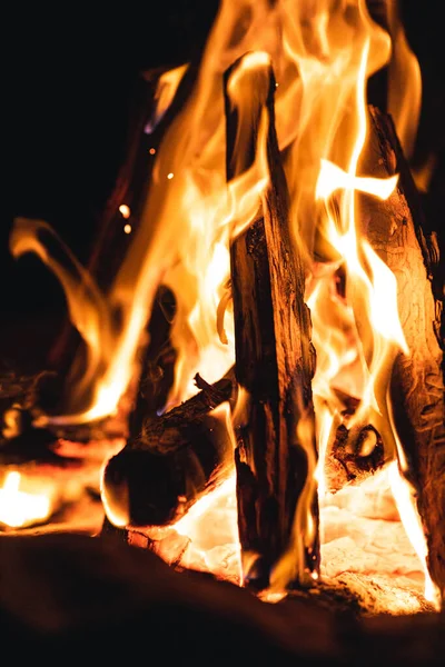 Ένα Κοντινό Πλάνο Μιας Φωτιάς Ένα Δάσος Νύχτα — Φωτογραφία Αρχείου