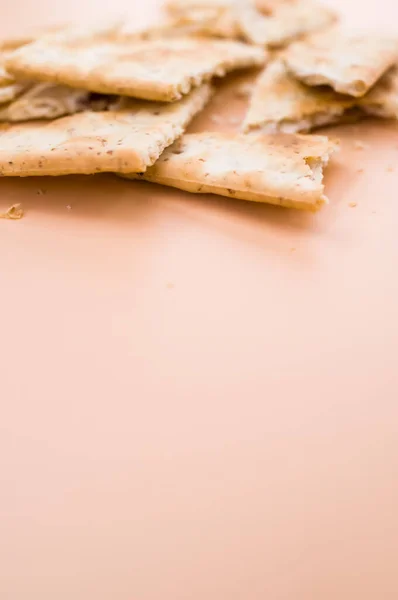 Een Close Shot Van Heerlijke Knapperige Crackers Het Oranje Oppervlak — Stockfoto