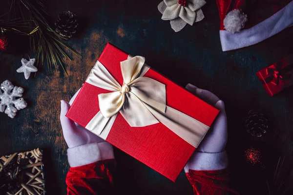 Крупный План Рук Белых Перчатках Рождественским Подарком — стоковое фото