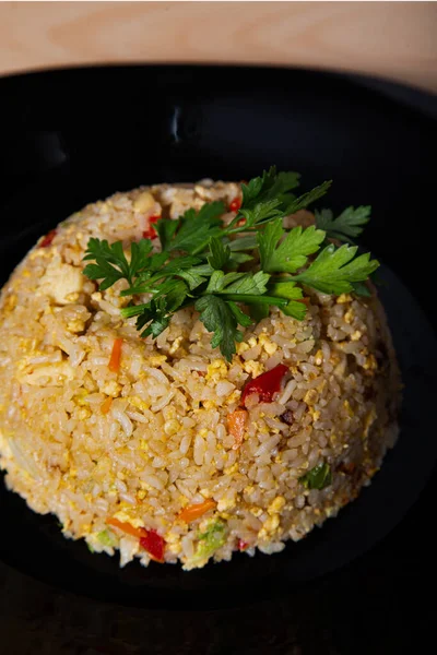 Sebuah Gambar Vertikal Nasi Yang Lezat Dengan Ayam Dan Sayuran — Stok Foto