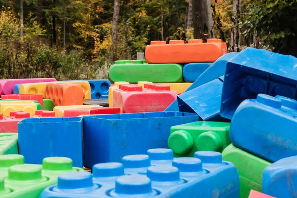 Una Enorme Pila Gigantescos Bloques Construcción Juguetes Colores Patio Recreo — Foto de Stock