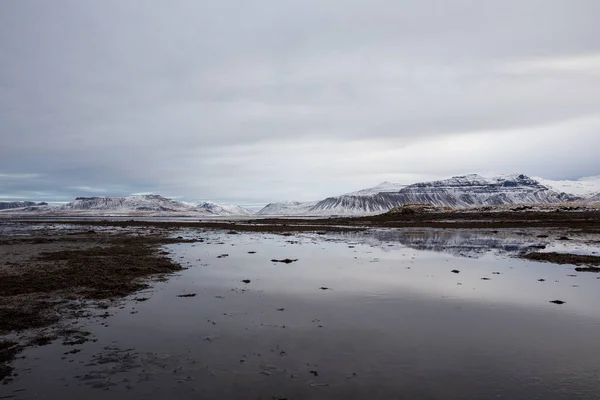 Μια Όμορφη Λήψη Του Βουνού Snaefellsnes Αντανακλώντας Στο Νερό Ισλανδία — Φωτογραφία Αρχείου