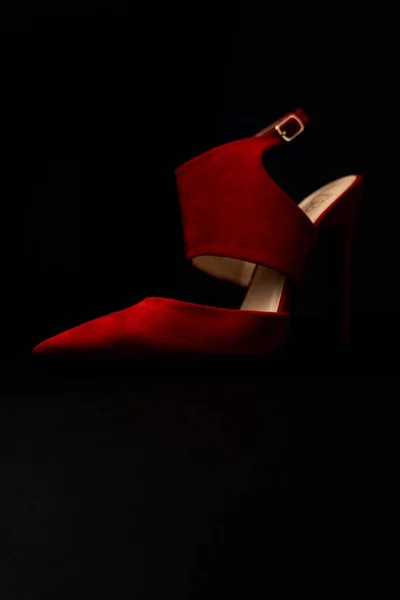 Вертикальный Снимок Красной Туфли Высоком Каблуке Черном Фоне — стоковое фото