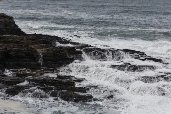 Denizin Dalgaları Kayalıklara Çarpıyor — Stok fotoğraf