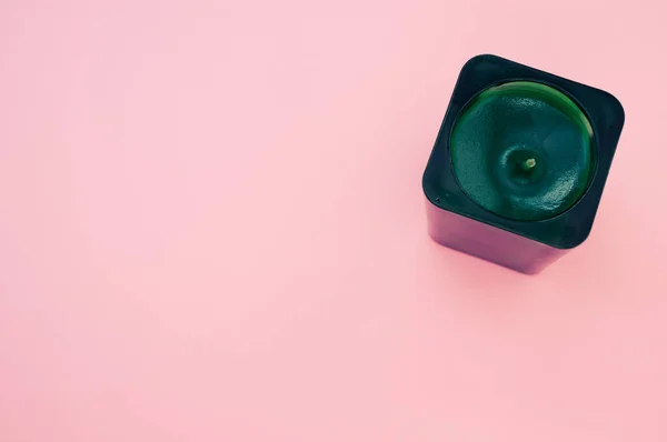 Primer Plano Una Vela Verde Decorativa Sobre Fondo Rosa Con —  Fotos de Stock