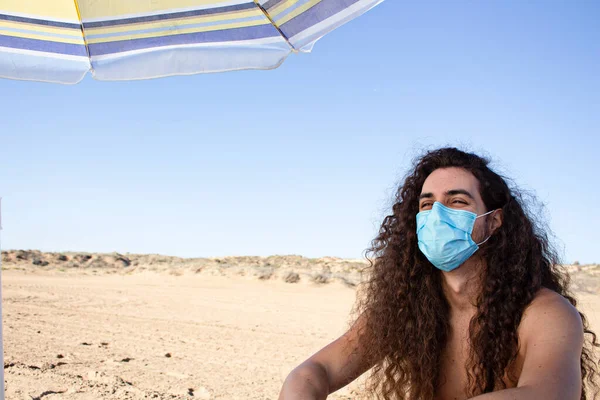 Primo Piano Giovane Uomo Con Capelli Ricci Sulla Spiaggia Indossando — Foto Stock