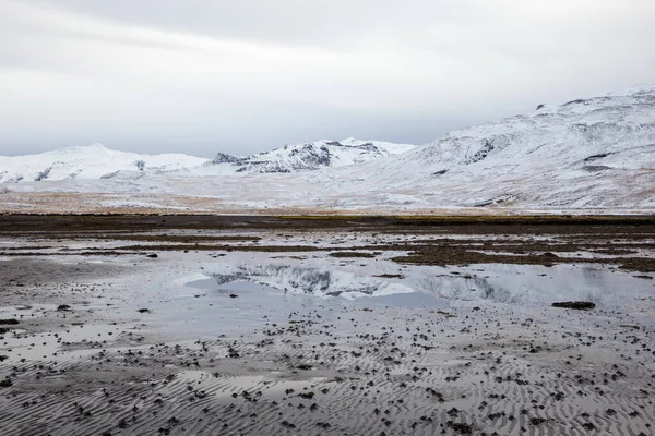 Een Prachtige Opname Van Snaefellsnes Bergen Reflecterend Het Water Ijsland — Stockfoto