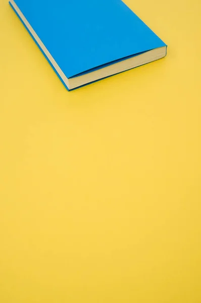 Primer Plano Libro Tapa Dura Azul Superficie Amarilla Espacio Para —  Fotos de Stock