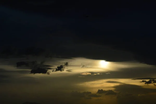 夕日と嵐の空の暗いショット — ストック写真