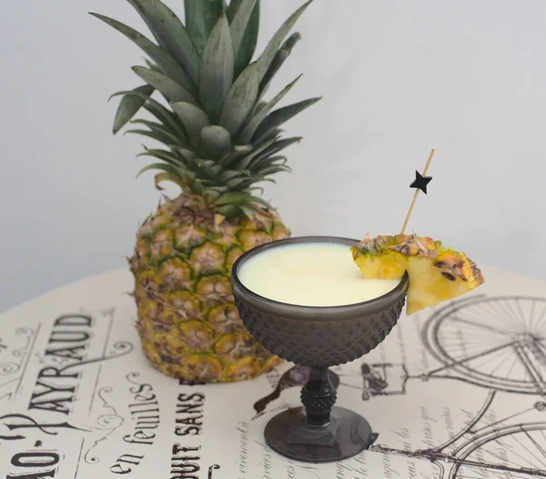 Eine Nahaufnahme Von Frischer Ananas Und Köstlichem Ananassaft — Stockfoto