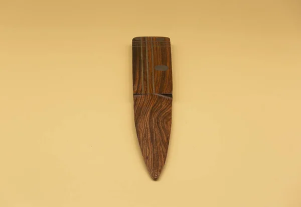 Zbliżenie Drewnianej Pochwy Noża Izolowane Beżowym Tle — Zdjęcie stockowe