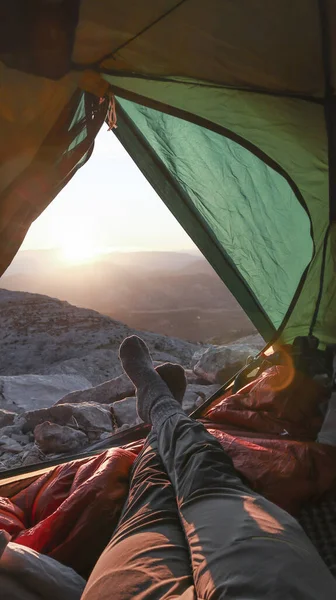 Mann Liegt Zelt Und Beobachtet Den Sonnenuntergang Auf Dem Berg — Stockfoto