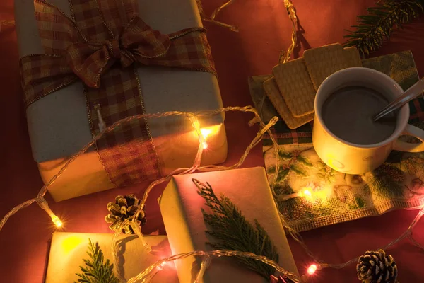 Χριστουγεννιάτικα Δώρα Φώτα Δίπλα Ένα Φλιτζάνι Γάλα Μπισκότα — Φωτογραφία Αρχείου