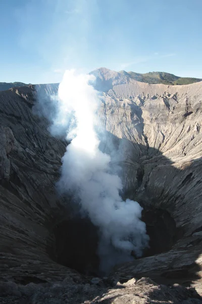 Vertikální Záběr Aktivního Vulkanického Kráteru — Stock fotografie