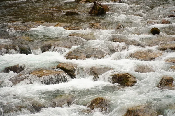 Красивый Крупный План Воды Текущей Скалам — стоковое фото