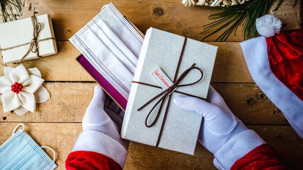 Egy Közelkép Fehér Kesztyűs Kezekről Biztonságos Karácsonyt Ajándékokkal Egy Maszkkal — Stock Fotó