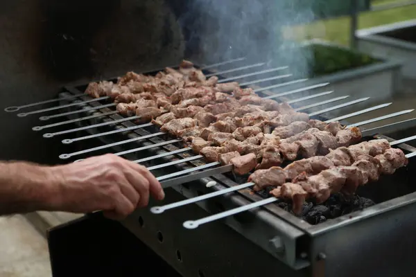 Close Homem Preparando Delicioso Shashlik Porco Carvão Mangal — Fotografia de Stock