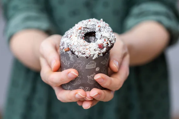 Nahaufnahme Einer Frau Die Rohe Vegane Donuts Einer Tasse Hält — Stockfoto