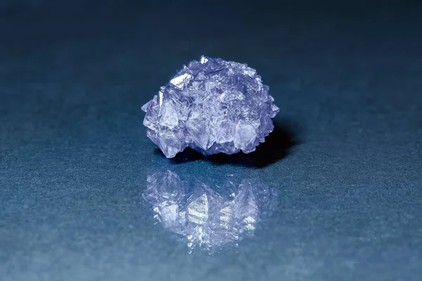 Gros Plan Cristal Bleu Sur Une Surface Verre — Photo