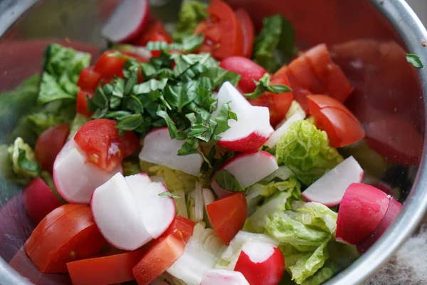 Eine Nahaufnahme Von Einem Sommersalat Mit Tomaten Salat Und Rettich — Stockfoto