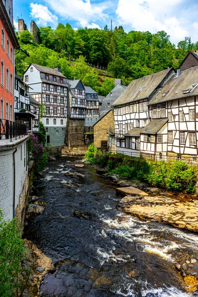 Piękne Domy Wzdłuż Rzeki Rur Historycznym Centrum Monschau Niemcy — Zdjęcie stockowe