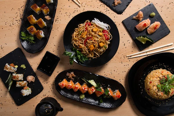 Górny Widok Różne Sushi Smażonym Ryżem Kurczakiem Warzywami Miska Makaronu — Zdjęcie stockowe