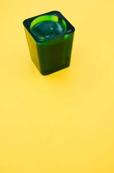 Plan Vertical Une Bougie Verte Décorative Sur Fond Jaune Avec — Photo