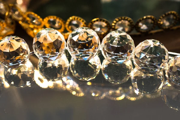 Närbild Runda Kristallklara Bollar Reflekterande Yta — Stockfoto