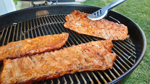 Eine Nahaufnahme Einer Person Die Fischfilets Auf Einem Grill Garten — Stockfoto