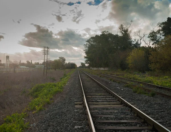 Bulutlu Gökyüzünün Altında Bir Tren Yolu — Stok fotoğraf