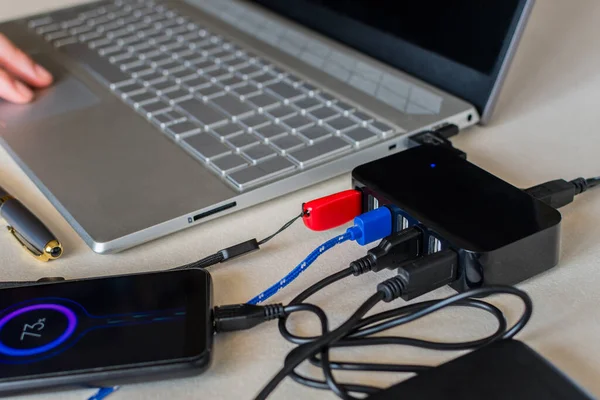 Een Usb Splitter Zeven Poort Usb Volgende Laptop Een Bureau — Stockfoto