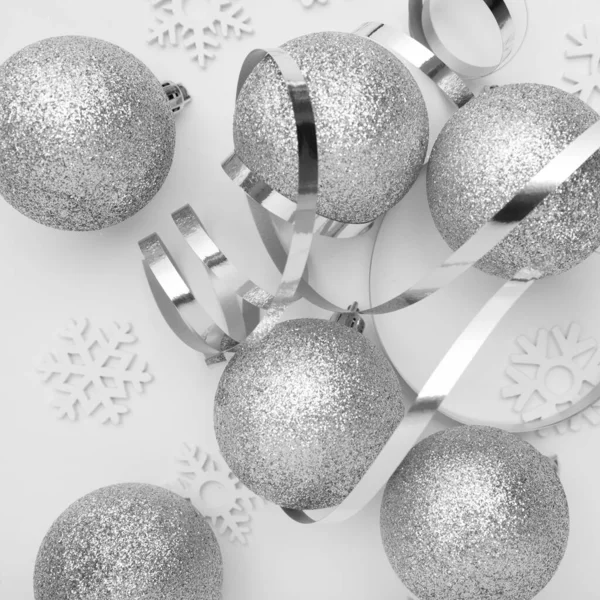 Primo Piano Decorazioni Argento Natale Sfondo Bianco — Foto Stock