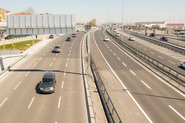 Una Toma Fascinante Largo Camino Con Muchos Automóviles Día Soleado — Foto de Stock