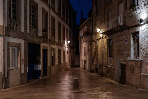 Una Calle Húmeda Estrecha Entre Edificios Por Noche — Foto de Stock
