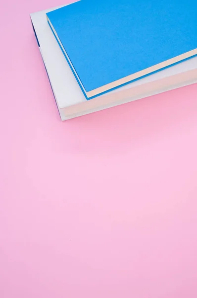 ピンクの表面にハードカバーの本の閉鎖 テキストのためのスペース — ストック写真