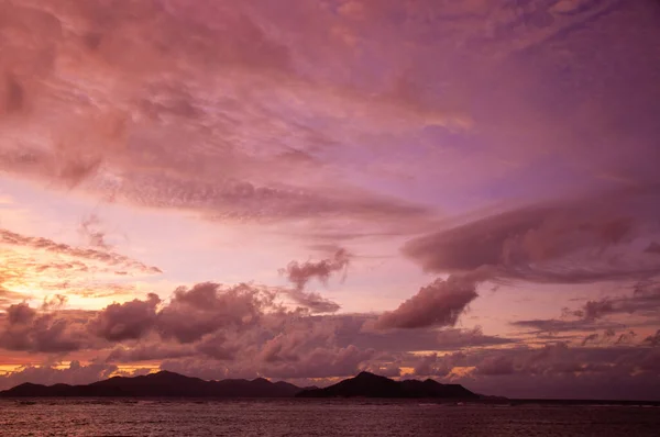 Paisaje Del Mar Bajo Cielo Nublado Durante Una Puesta Sol — Foto de Stock