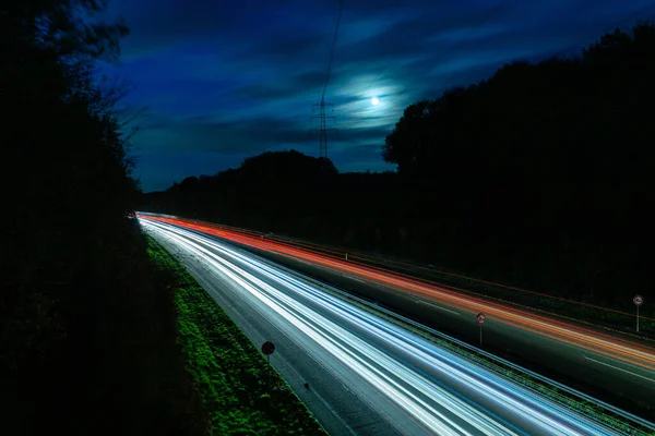 Una Bella Colorata Lunga Esposizione Delle Auto Guida Autostrada Notte — Foto Stock