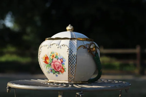 뚜껑이 정원에 테이블 꽃무늬가 빈티지 남비의 — 스톡 사진
