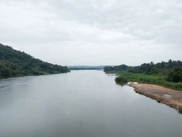 Uitzicht Een Natuurlijk Landschap Van Een Rivier Door Bergen — Stockfoto