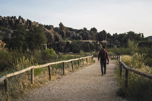 Beau Cliché Homme Marchant Dans Parc — Photo