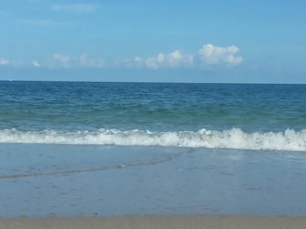 Uma Vista Panorâmica Mar Selvagem Céu Azul — Fotografia de Stock