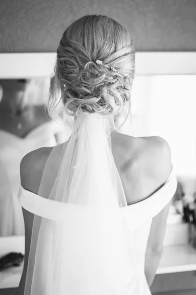 결혼식 기대어 거울을 신부를 머리의 — 스톡 사진