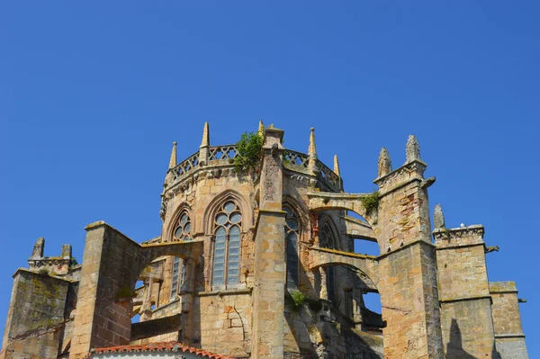 Santa Maria Assunta Kilisesi Nin Alçak Açılı Görüntüsü Cantabria Spanya — Stok fotoğraf