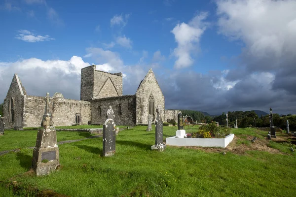Een Oude Kerk Een Cimeterie Ierland — Stockfoto