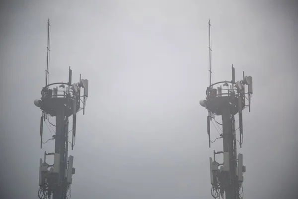 Close Linhas Elétricas Aéreas Com Isoladores Torres Telecomunicações Clima Sombrio — Fotografia de Stock