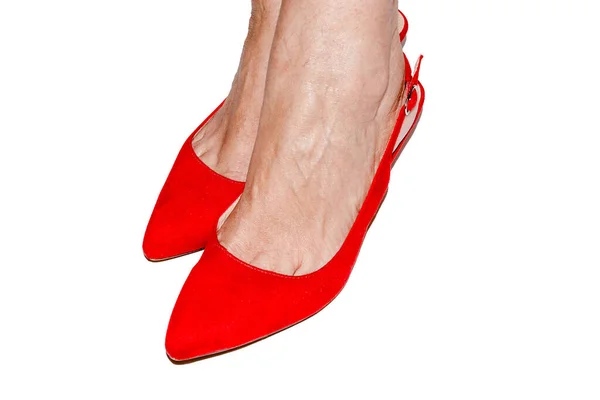 白い背景に赤いメアリージェーンの靴をはいた女性の閉鎖 — ストック写真