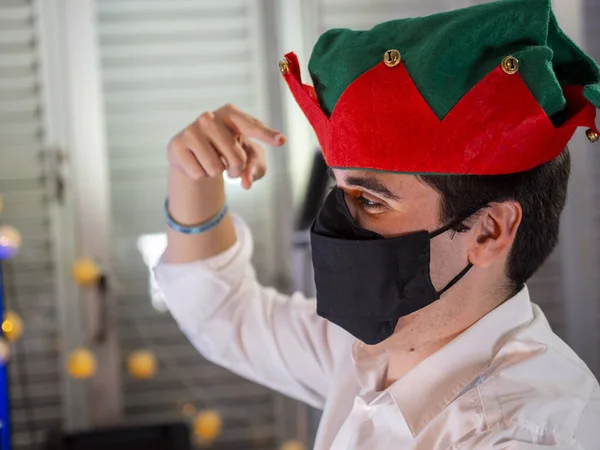 Homem Caucasiano Usando Chapéu Elfo Uma Máscara Natal Durante Coronavírus — Fotografia de Stock